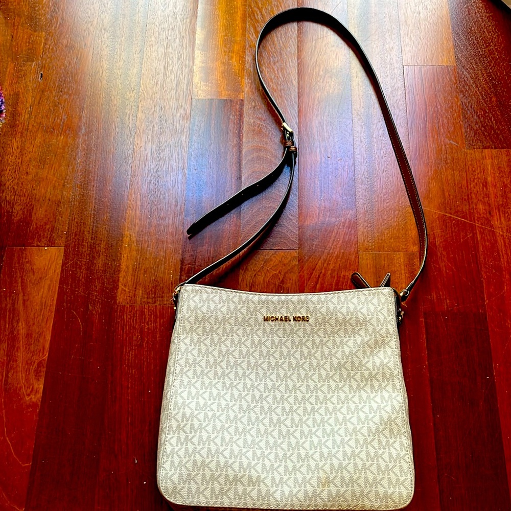 Michale Khors crossbody purse
In excellent shape..gently used